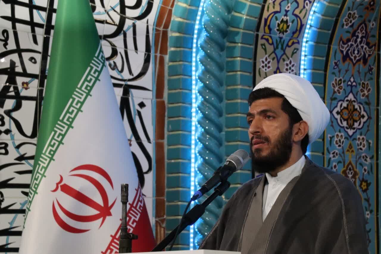 دشمن به دنبال معرفی الگوهای انحرافی به جوانان است