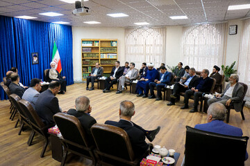 تصاویر/ دیدار رئیس اداره آموزش و پرورش استان قم به همراه معاونین و مشاوران با آیت‌الله اعرافی