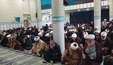 تصاویر/ دیدار جمعی از فضلا و طلاب لرستانی مقیم قم با نماینده ولی فقیه در استان