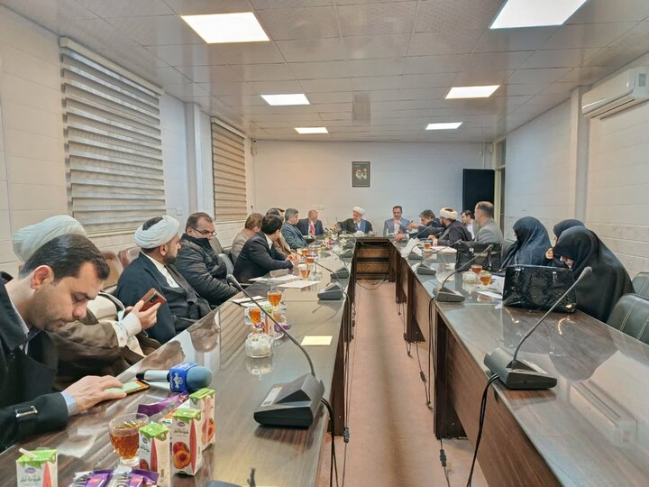 تصاویر/جلسه شورای توسعه فعالیت های قرآنی شهرستان ساوه