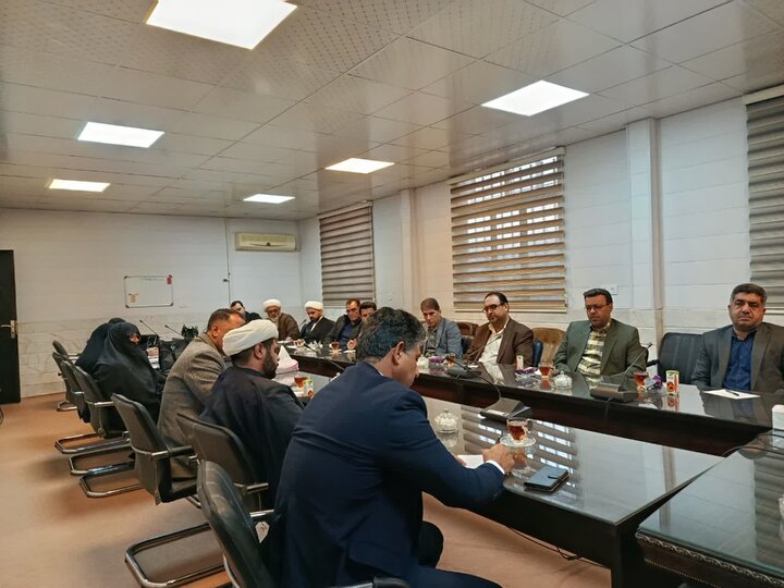 تصاویر/جلسه شورای توسعه فعالیت های قرآنی شهرستان ساوه