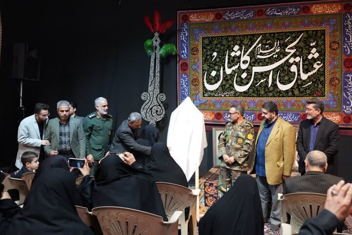 تصاویر/ سوگواره وفات ام البنین همراه بارونمایی از کُمیک‌‌موشن «پای کار انقلاب» در کاشان