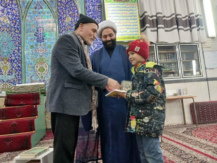 تصاویر/تجلیل ویژه امام جماعت مسجد امام خمینی (ره)نوش آباد از دو نوجوان