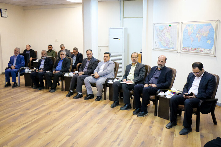 تصاویر/ دیدار رئیس اداره آموزش و پرورش استان قم به همراه معاونین و مشاوران با آیت‌الله اعرافی مدیر حوزه های علمیه