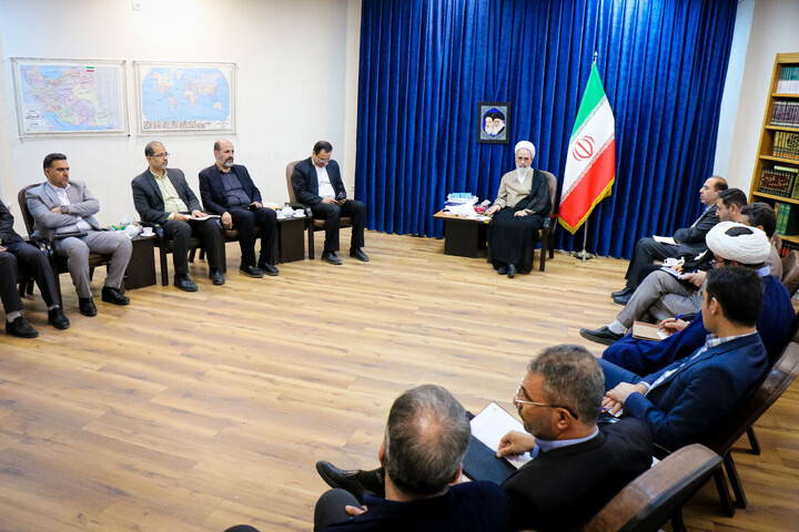 تصاویر/ دیدار رئیس اداره آموزش و پرورش استان قم به همراه معاونین و مشاوران با آیت‌الله اعرافی مدیر حوزه های علمیه