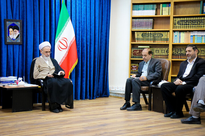 تصاویر/ دیدار رئیس اداره آموزش و پرورش استان قم به همراه معاونین و مشاوران با آیت‌الله اعرافی مدیر حوزه های علمیه