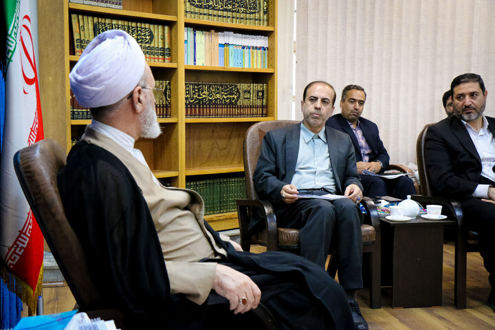 تصاویر/ دیدار رئیس اداره آموزش و پرورش استان قم به همراه معاونین و مشاوران با آیت‌الله اعرافی مدیر حوزه های علمیه