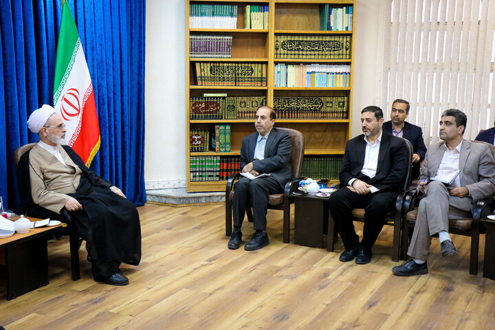 تصاویر/ دیدار رئیس اداره آموزش و پرورش استان قم به همراه معاونین و مشاوران با آیت‌الله اعرافی مدیر حوزه های علمیه