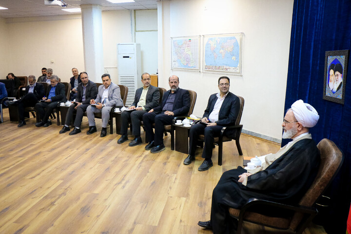 تصاویر/ دیدار رئیس اداره آموزش و پرورش استان قم به همراه معاونین و مشاوران با آیت‌الله اعرافی مدیر حوزه های علمیه