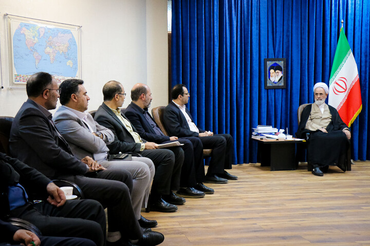 تصاویر/ دیدار رئیس اداره آموزش و پرورش استان قم به همراه معاونین و مشاوران با آیت‌الله اعرافی مدیر حوزه های علمیه