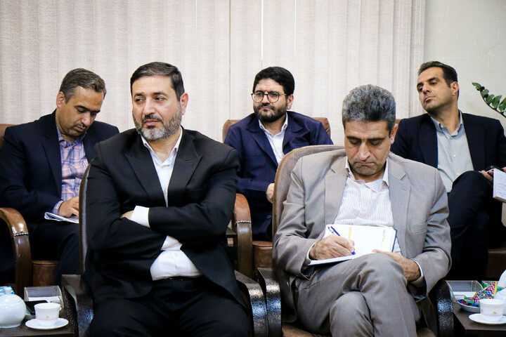 تصاویر/ دیدار رئیس اداره آموزش و پرورش استان قم به همراه معاونین و مشاوران با آیت‌الله اعرافی مدیر حوزه های علمیه