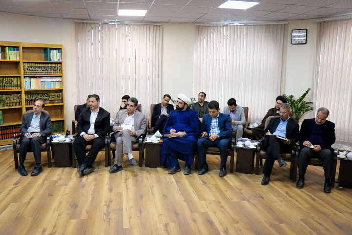 تصاویر/ دیدار رئیس اداره آموزش و پرورش استان قم به همراه معاونین و مشاوران با آیت‌الله اعرافی مدیر حوزه های علمیه