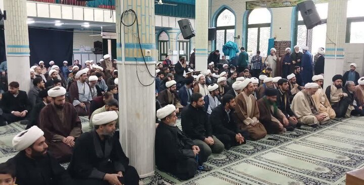 تصاویر دیدار جمعی از فضلا و طلاب لرستانی مقیم قم با نماینده ولی فقیه در استان لرستان