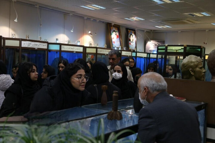 بازدید دانشجویان دانشگاه آزاد اسلامی اراک از موزه دفاع مقدس و مقاومت
