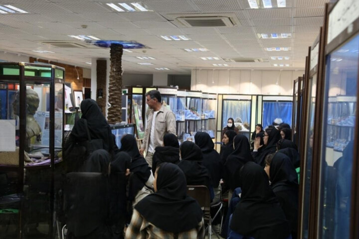 بازدید دانشجویان دانشگاه آزاد اسلامی اراک از موزه دفاع مقدس و مقاومت
