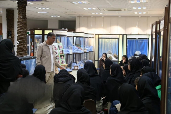 بازدید دانشجویان دانشگاه آزاد اسلامی اراک از موزه دفاع مقدس و مقاومت
