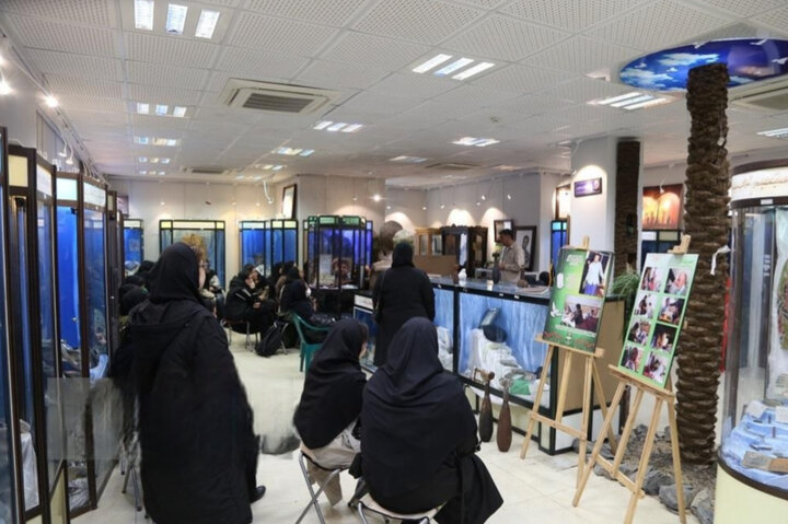 بازدید دانشجویان دانشگاه آزاد اسلامی اراک از موزه دفاع مقدس و مقاومت
