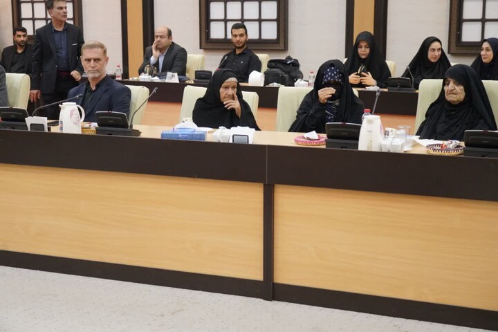 تصاویر/ دیدار جمعی از مادران شهدا با امام جمعه بوشهر