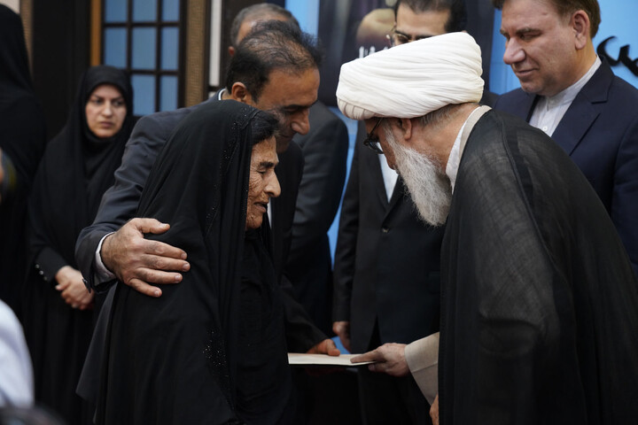 تصاویر/ دیدار جمعی از مادران شهدا با امام جمعه بوشهر