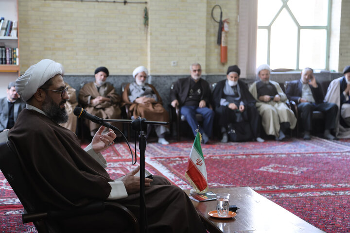 تصاویر / درس اخلاق نماینده ولی فقیه در استان همدان در مدرسه علمیه آیت الله آخوند