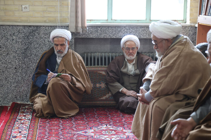 تصاویر / درس اخلاق نماینده ولی فقیه در استان همدان در مدرسه علمیه آیت الله آخوند