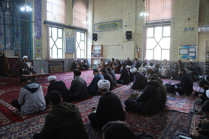 تصاویر / درس اخلاق نماینده ولی فقیه در استان همدان در مدرسه علمیه آیت الله آخوند