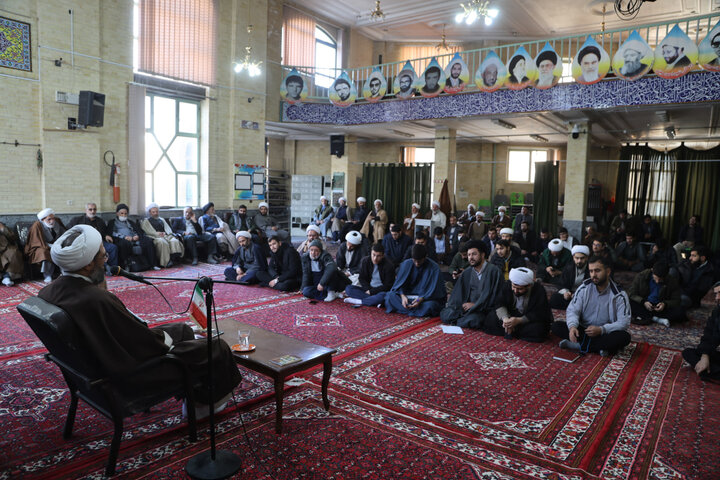تصاویر / درس اخلاق نماینده ولی فقیه در استان همدان در مدرسه علمیه آیت الله آخوند