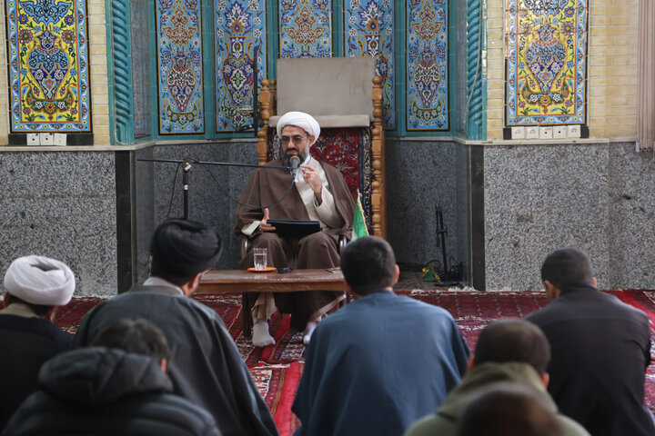 تصاویر / درس اخلاق نماینده ولی فقیه در استان همدان در مدرسه علمیه آیت الله آخوند