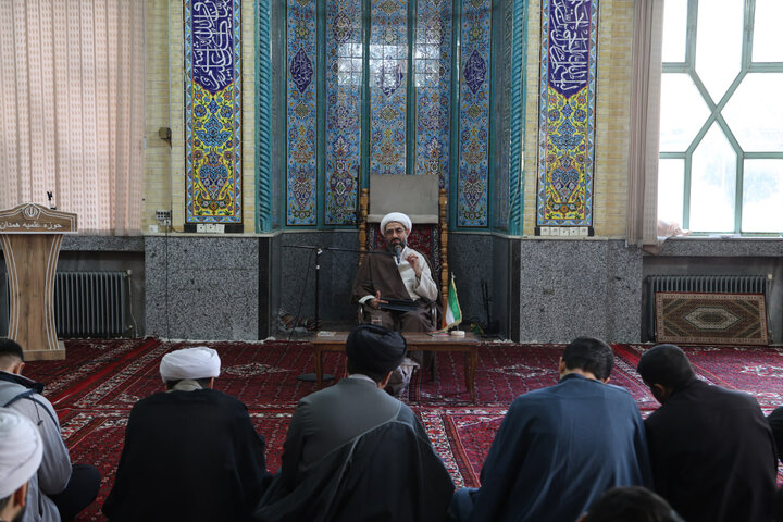 تصاویر / درس اخلاق نماینده ولی فقیه در استان همدان در مدرسه علمیه آیت الله آخوند