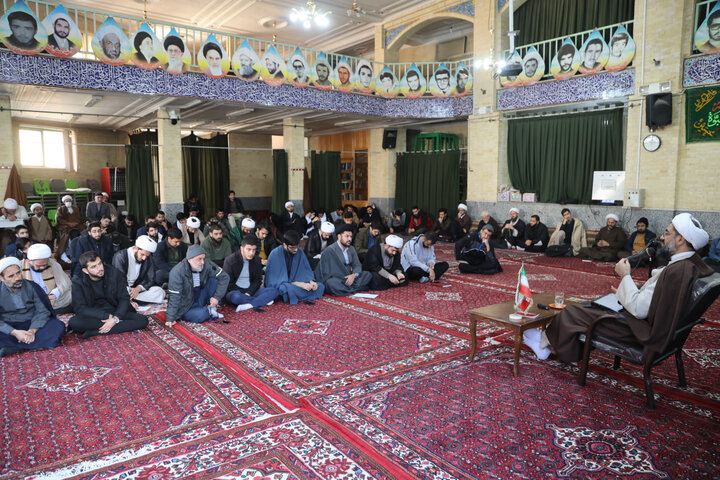 تصاویر / درس اخلاق نماینده ولی فقیه در استان همدان در مدرسه علمیه آیت الله آخوند