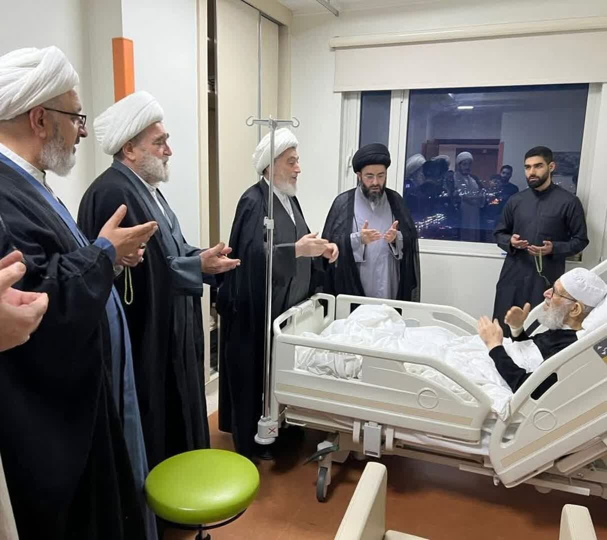 آية الله حسن الجواهري يزور آية الله السيد مرتضى القزويني للاطمئنان على صحّته