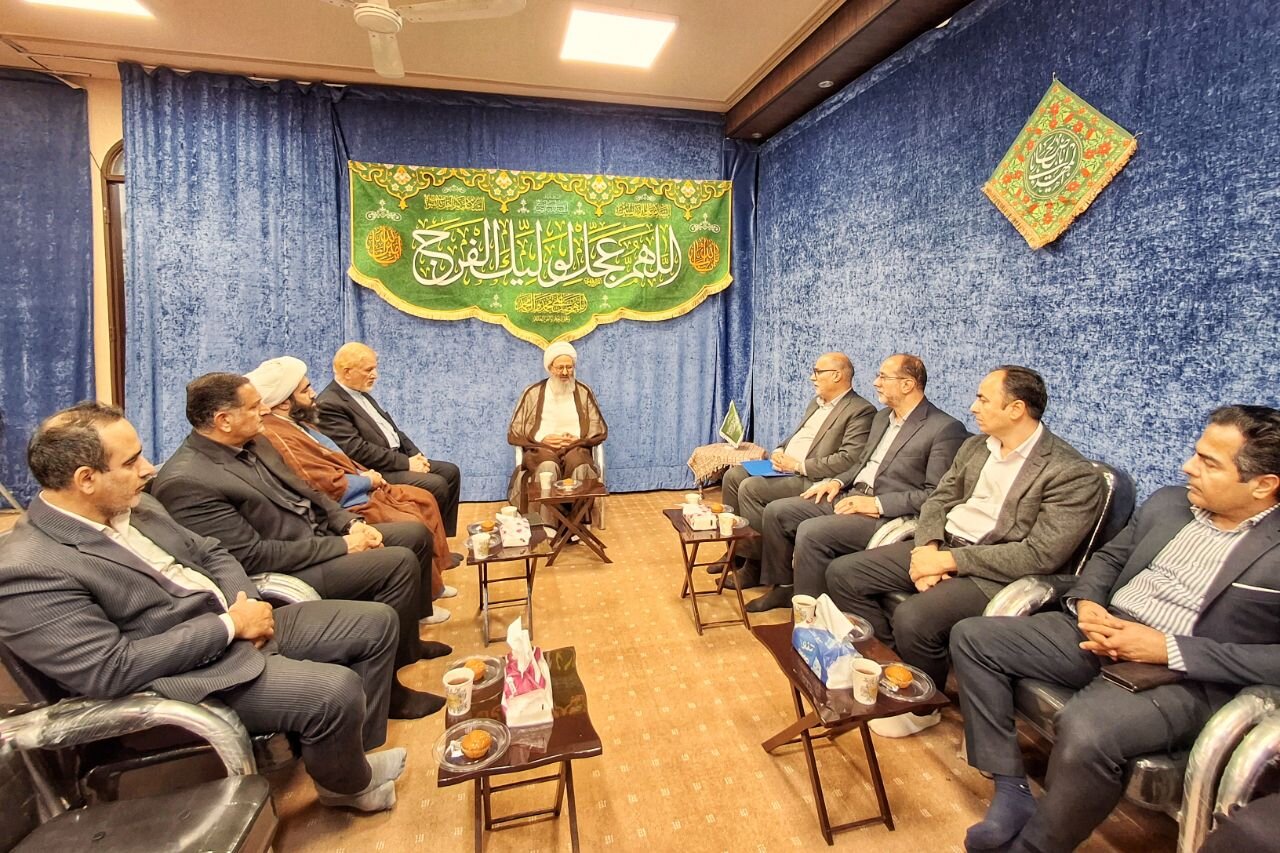 تصاویر/ دیدار آیت‌الله فقیهی با سرپرست اداره کل امور مالیاتی استان قم