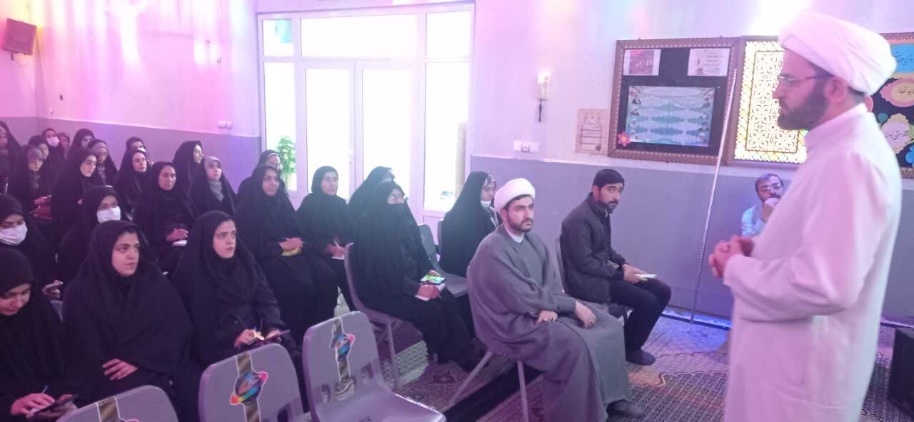 نخستین دوره آموزشی شیوه‌های انس کودکان با نماز «نیک» در کاشان برگزار شد