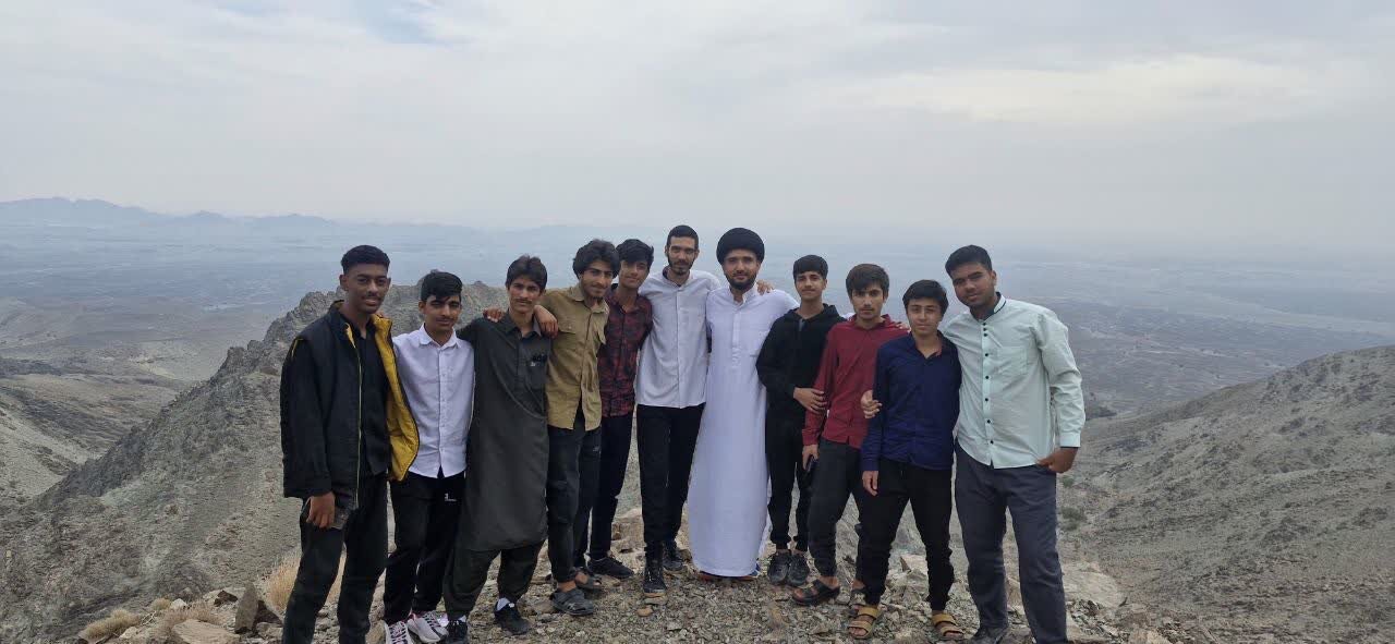 صعود اساتید و طلاب مدرسه علمیه قلعه‌گنج به ارتفاعات این شهرستان+عکس