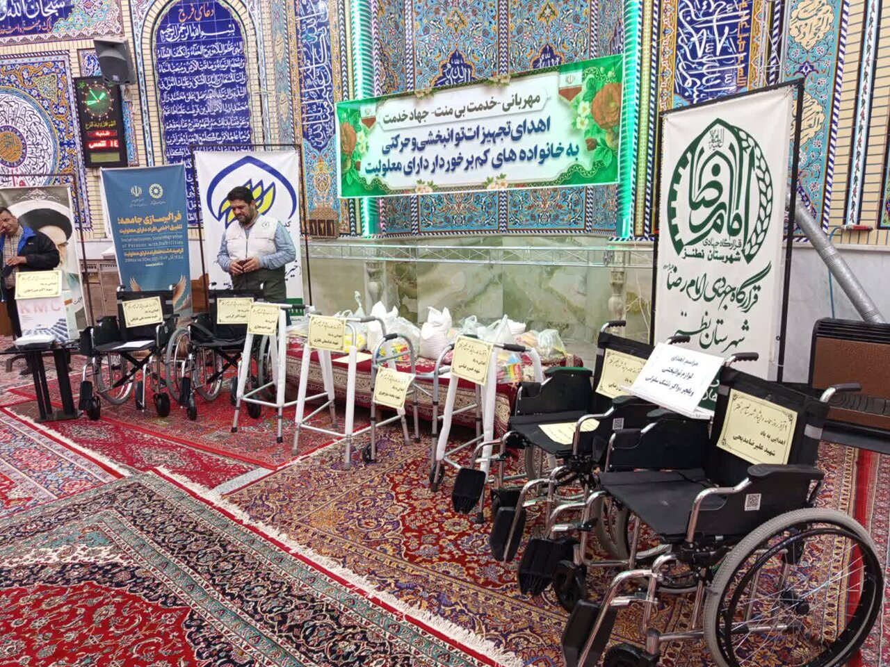 اهدای ۹ وسیله توانبخشی به یاد ۹ شهید روز حماسه و ایثار شهرستان نطنز+ عکس