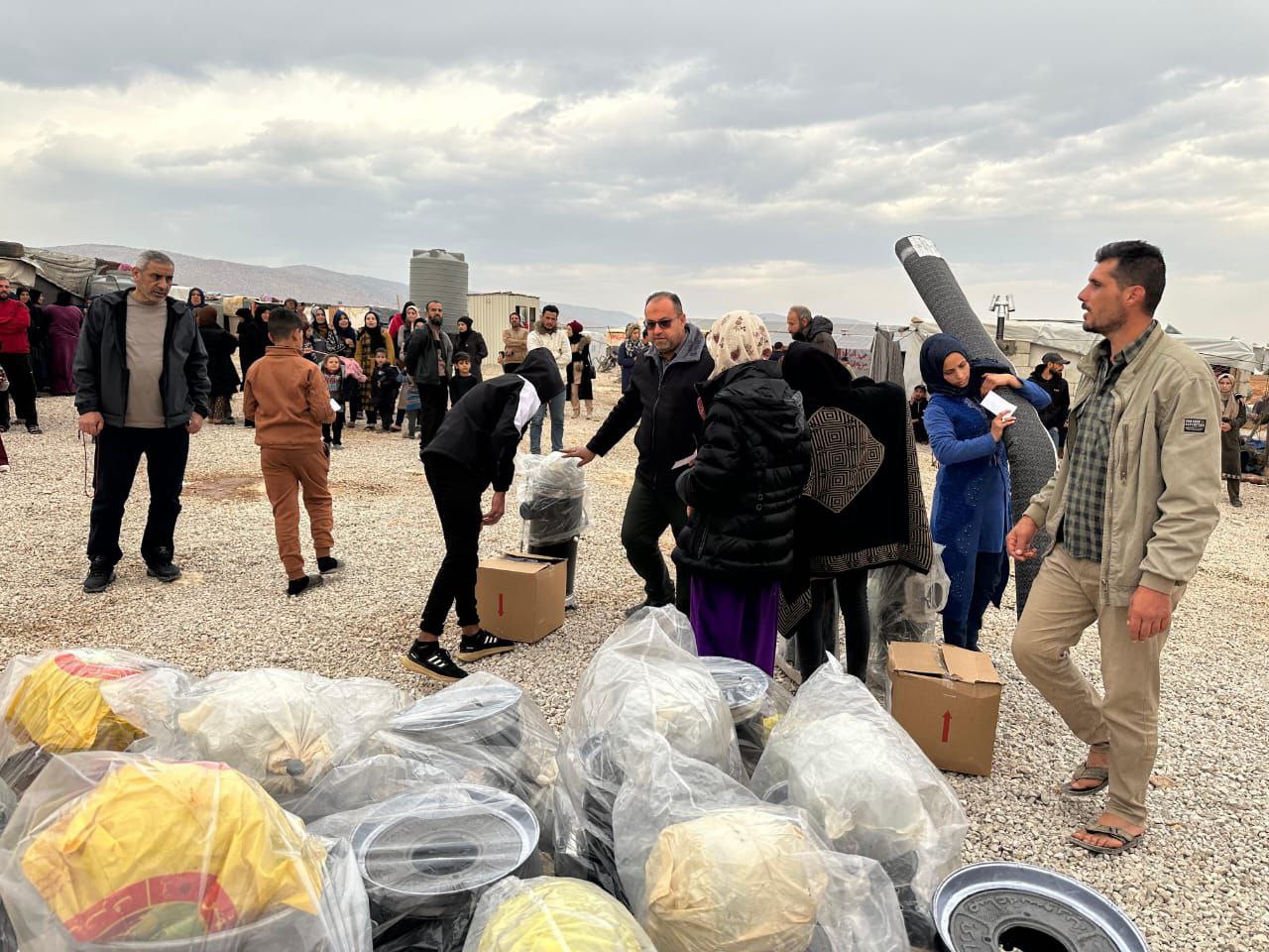 وفد اغاثة العتبة الحسينية يوزع المساعدات على السوريين النازحين في لبنان + صور