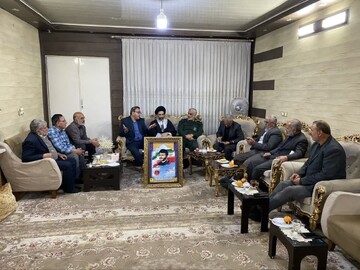 تجلیل نماینده ولی‌فقیه در کاشان از خانواده‌های شهدا+تصاویر