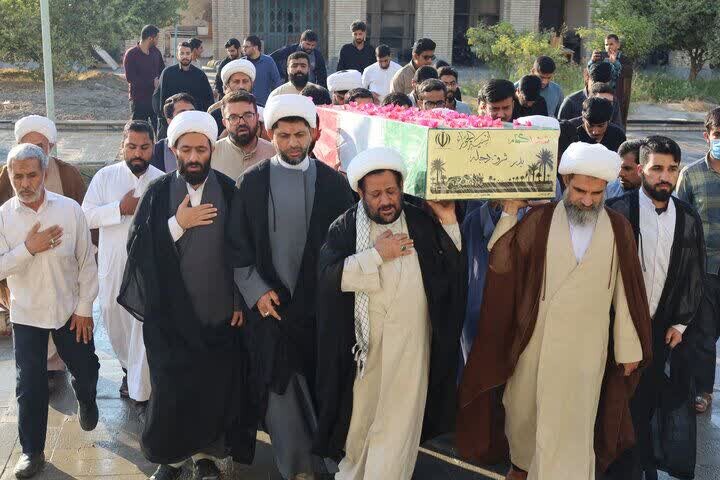 فیلم | تشییع پیکر مطهر شهید گمنام در مدرسه علمیه النبی(ص)  بندرعباس