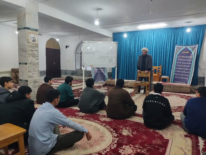 کارگاه «ساختارشناسی عناوین درسی» ویژه طلاب مدرسه علمیه ولی‌عصر (عج) آستارا برگزار شد