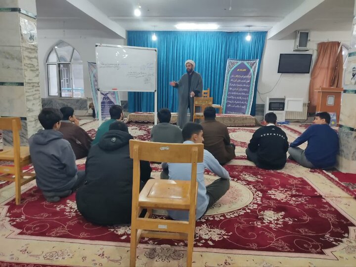 کارگاه «ساختارشناسی عناوین درسی» ویژه طلاب مدرسه علمیه ولی‌عصر (عج) آستارا برگزار شد