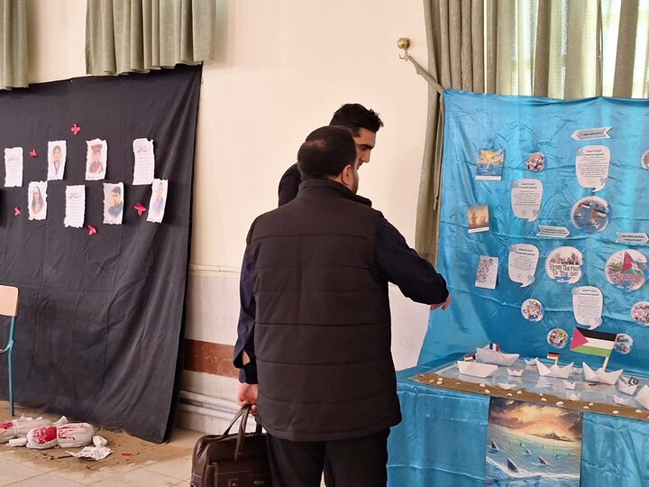 برگزاری نمایشگاه مبارزه با صهیونیسم همراه با روایتگری شهدایی برای دانش‌آموزان به همت خانوم پورمحمدی مبلغ طرح امین.