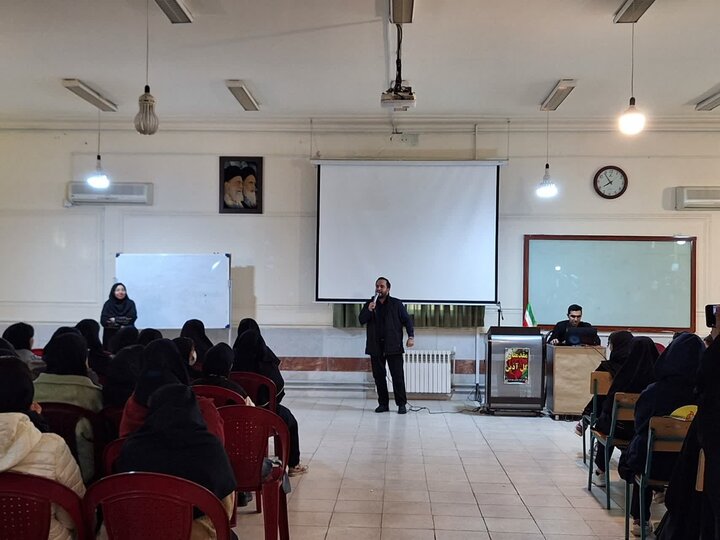 برگزاری نمایشگاه مبارزه با صهیونیسم همراه با روایتگری شهدایی برای دانش‌آموزان به همت خانوم پورمحمدی مبلغ طرح امین.