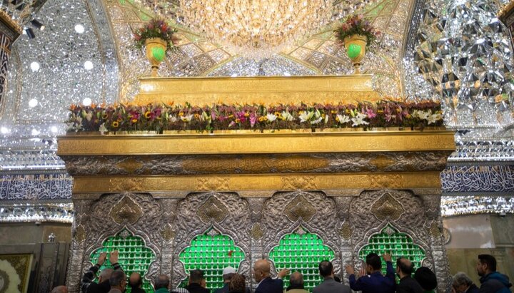 تزيين ضريح الإمام الحسين (عليه السلام) بأكاليل من الورد احتفاء بذكرى مولد السيدة فاطمة الزهراء (عليها السلام)