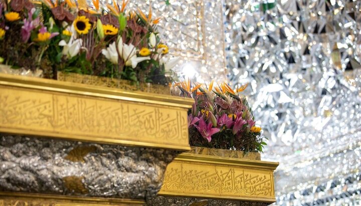 تزيين ضريح الإمام الحسين (عليه السلام) بأكاليل من الورد احتفاء بذكرى مولد السيدة فاطمة الزهراء (عليها السلام)