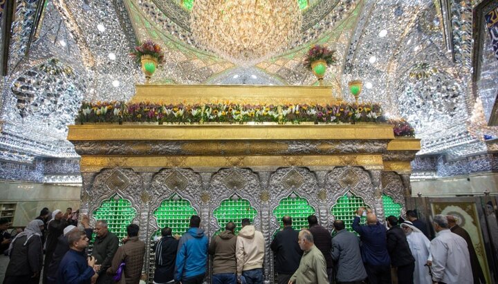 تزيين ضريح الإمام الحسين (عليه السلام) بأكاليل من الورد احتفاء بذكرى مولد السيدة فاطمة الزهراء (عليها السلام)