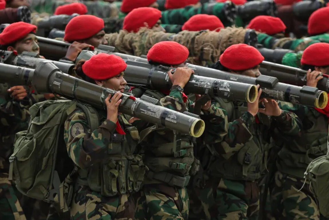 فنزويلا تجند آلاف المقاتلين وسط توتر متصاعد مع أميركا