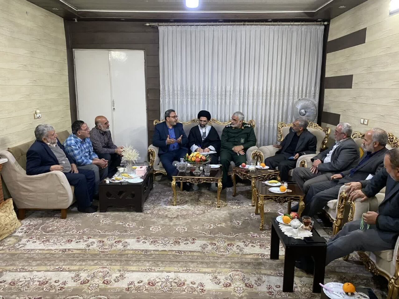 تجلیل نماینده ولی‌فقیه در کاشان از خانواده‌های شهدا+تصاویر