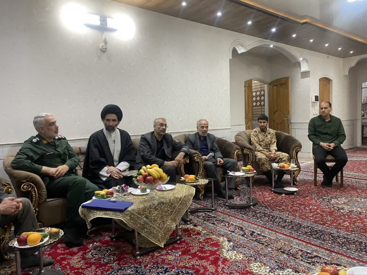 تجلیل نماینده ولی‌فقیه در کاشان از خانواده‌های شهدا+تصاویر