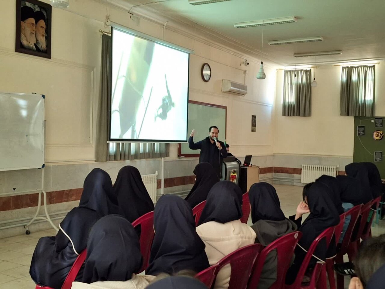 تصاویر/ برپایی نمایشگاه مبارزه با صهیونیسم در دبیرستان نمونه دولتی شهید ایرانمنش