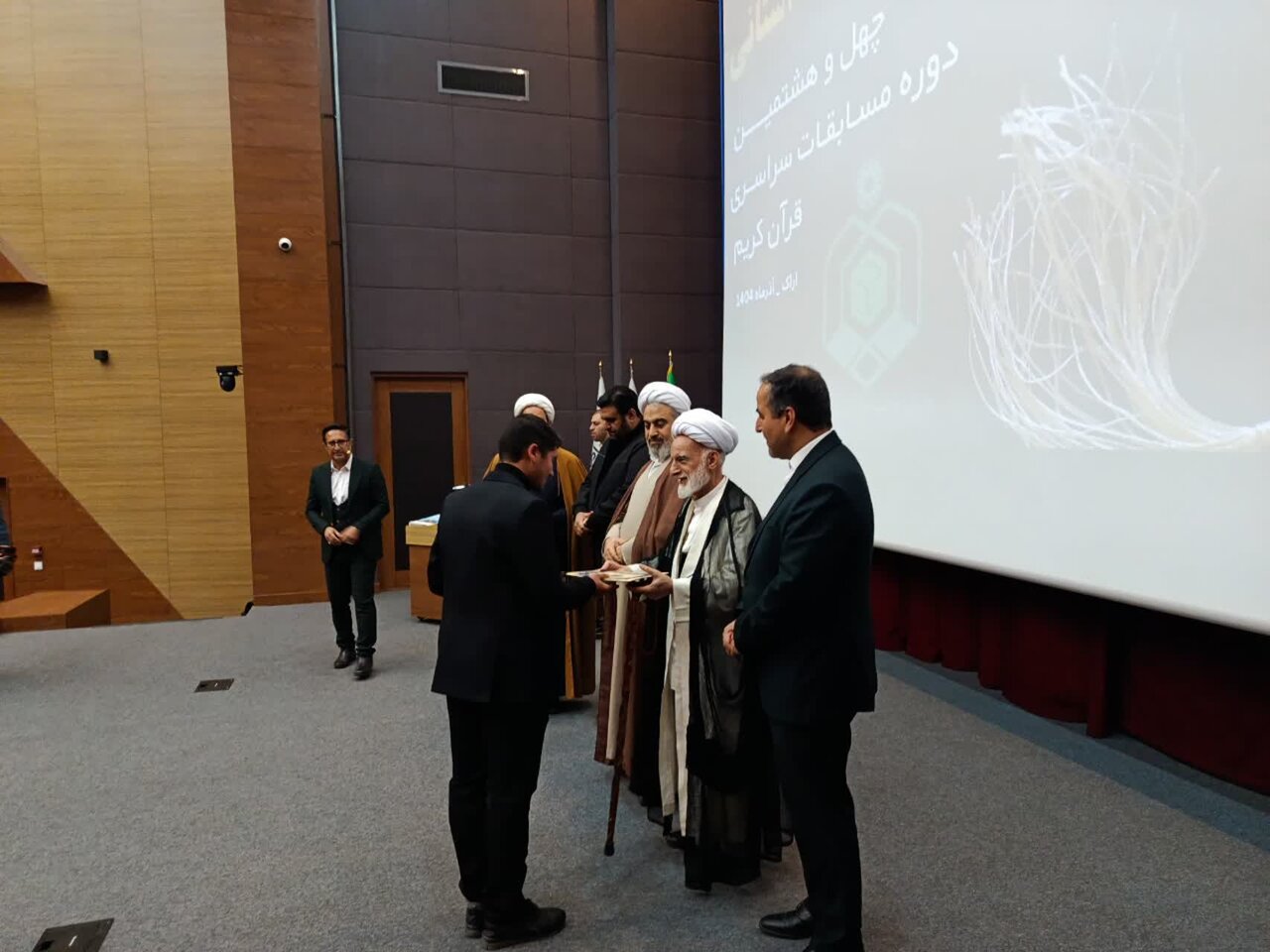 آیین تجلیل از برگزیدگان قرآنی و تفسیری استان مرکزی برگزار شد